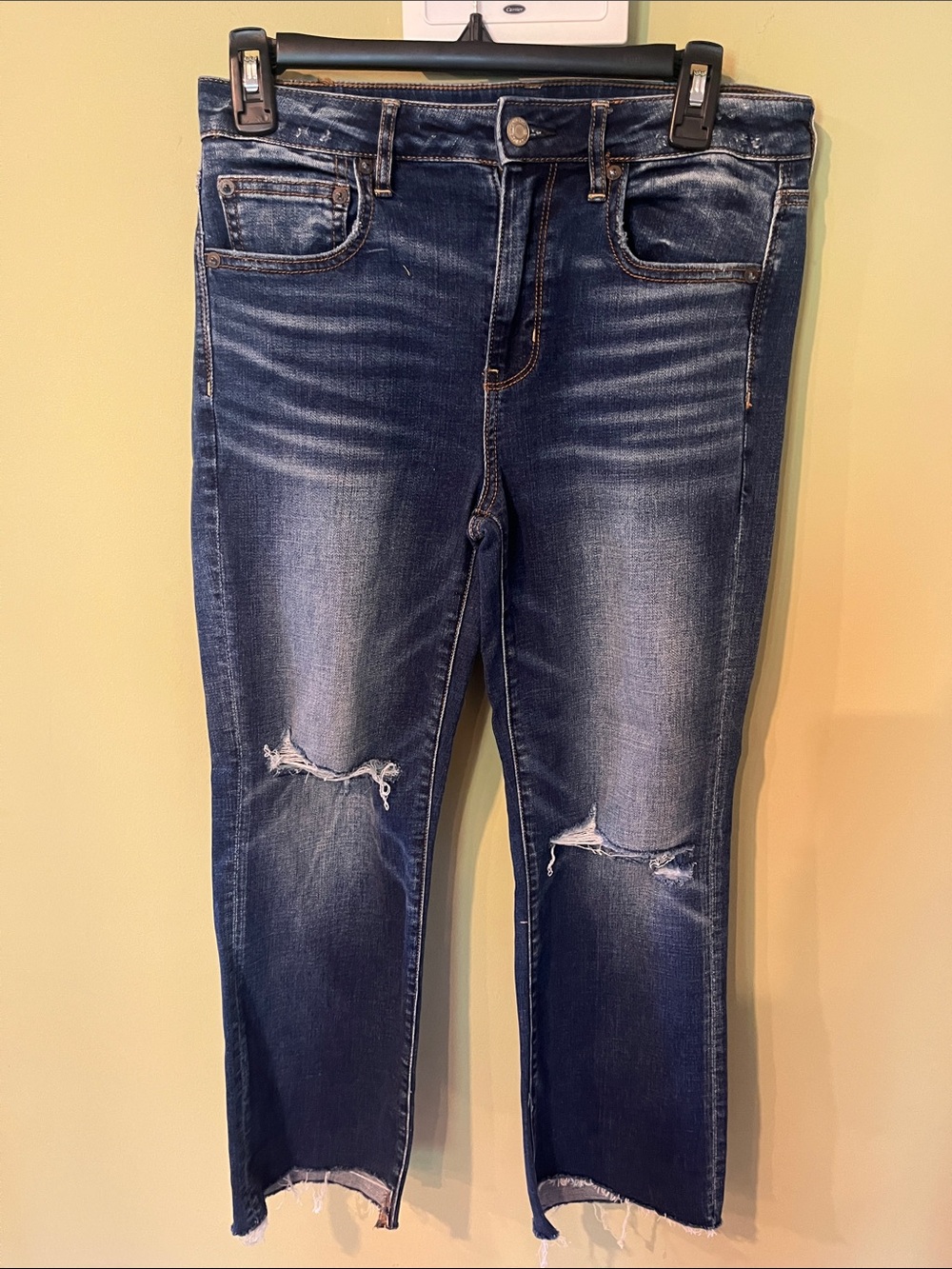 American Eagle Distressed Dark Wash Stretch Ripped Cropped Jeans. Size 6.